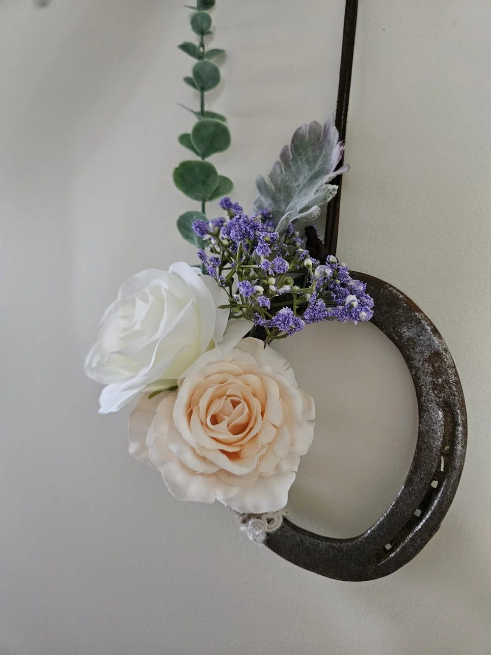 Rustic Horseshoe Wall Hanging with White and Peach Flowers
